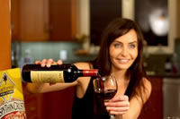 Kelli McCarty en Celebrity Wine Testing